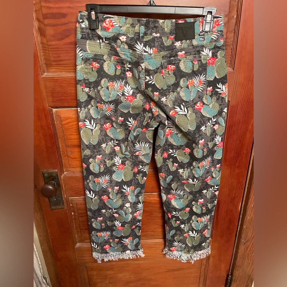 L&B Women’s Black Floral Cactus Print Jeans - Picture 4 of 7